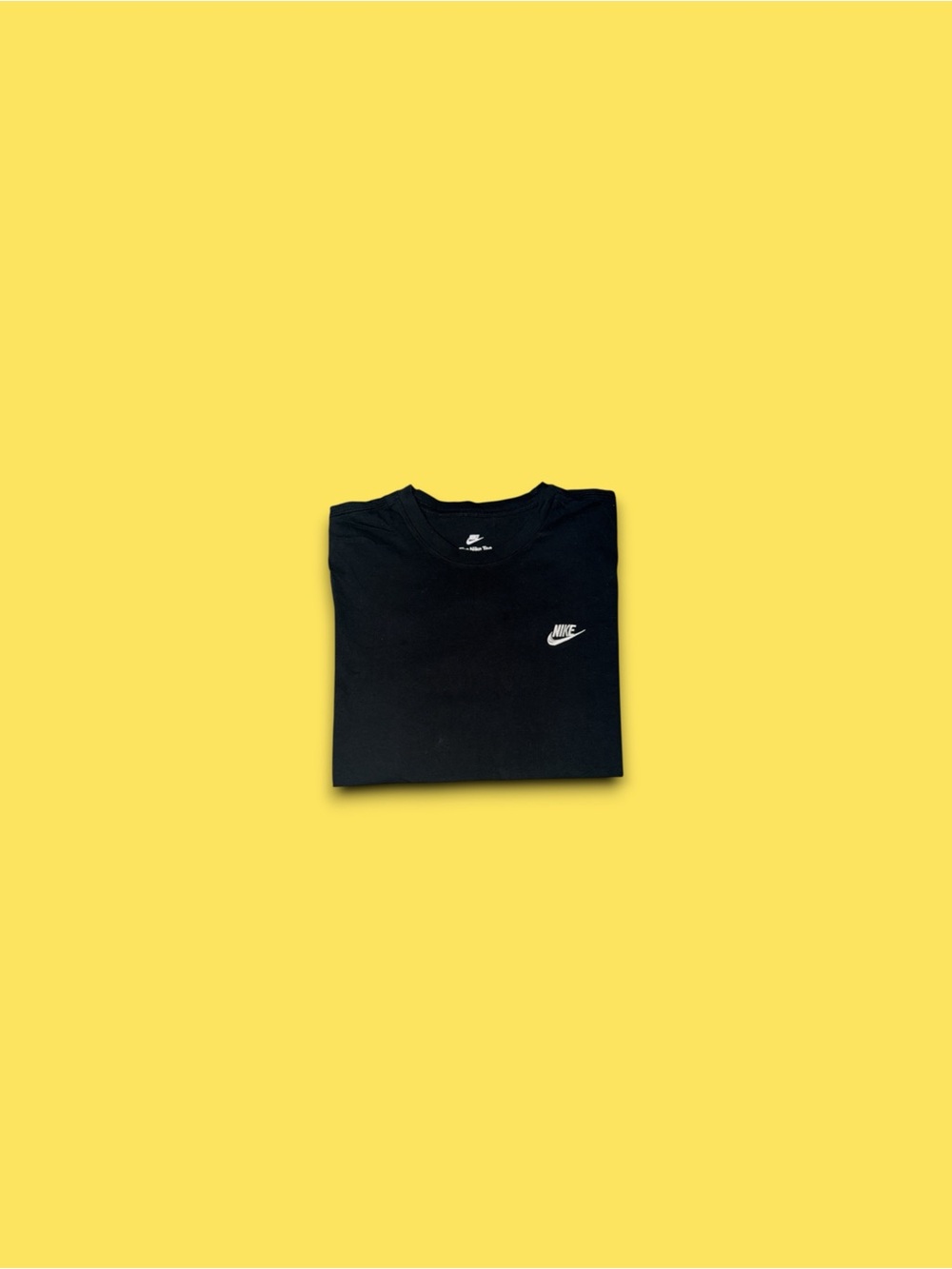 The nike tee embroidered club logo essential t-shirt black mens XL